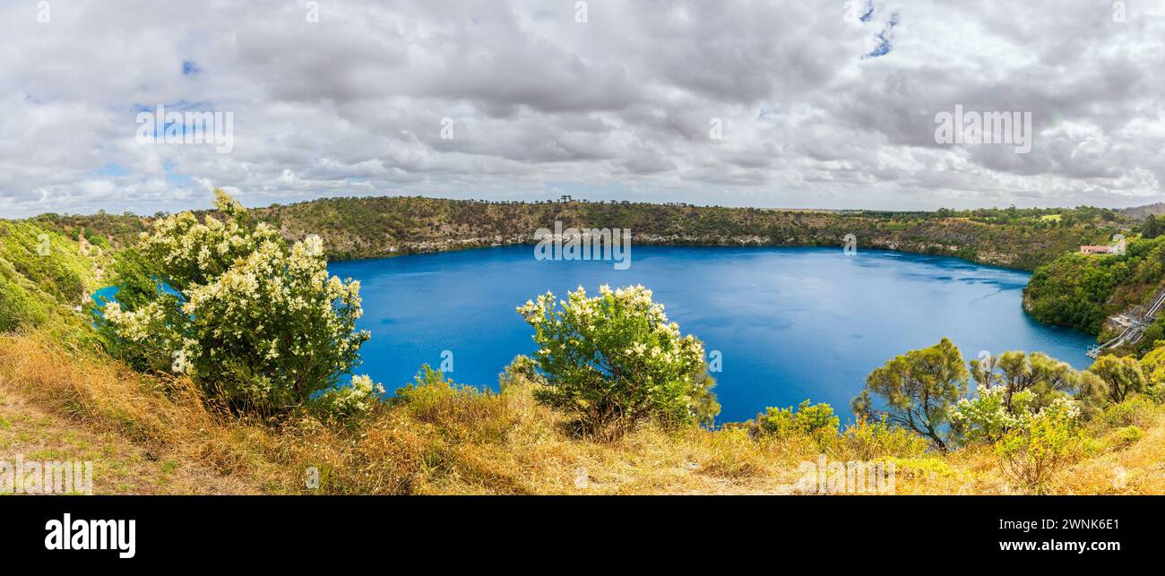 Panorama del Blue Lake visto dall'a Mount Gambier, Australia meridionale Foto Stock