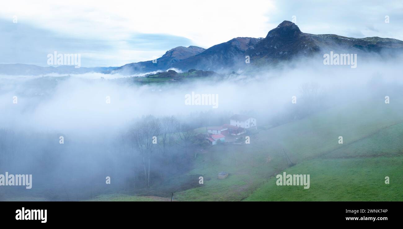 Vista aerea del paesaggio invernale intorno alla città di Gainza e Amezqueta e al monte Txindoki. Catena montuosa di Aralar. Regione di Goierri. Gi Foto Stock