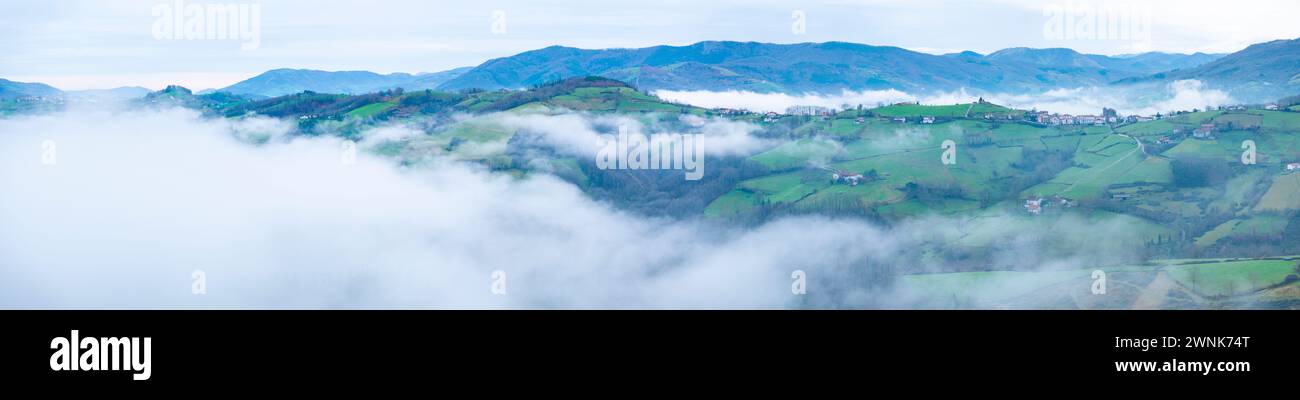Vista aerea del paesaggio invernale intorno alla città di Gainza e Amezqueta e al monte Txindoki. Catena montuosa di Aralar. Regione di Goierri. Gi Foto Stock