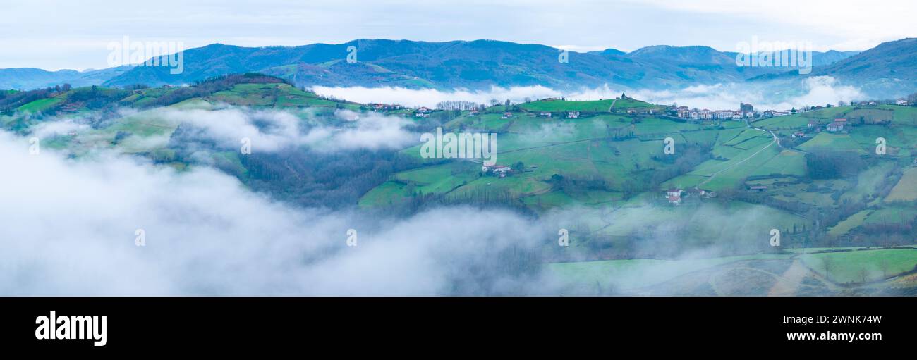 Vista aerea del paesaggio invernale intorno alla città di Gainza e Amezqueta e al monte Txindoki. Catena montuosa di Aralar. Regione di Goierri. Gi Foto Stock