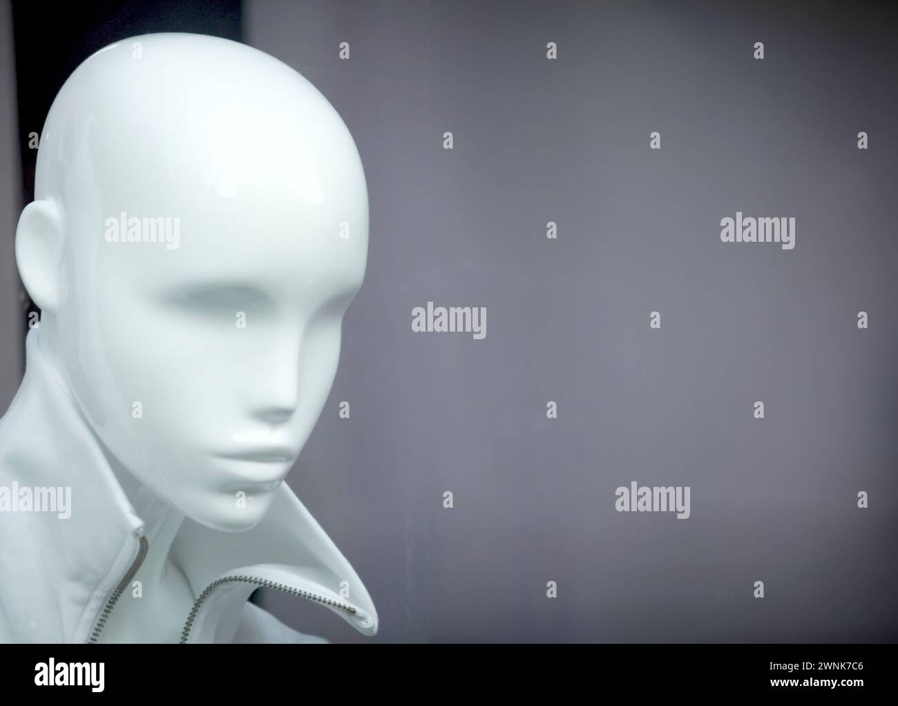 Immagine concettuale di una figura simile ad un automa, che rappresenta la profondità e la complessità nascoste dell'intelligenza artificiale Foto Stock