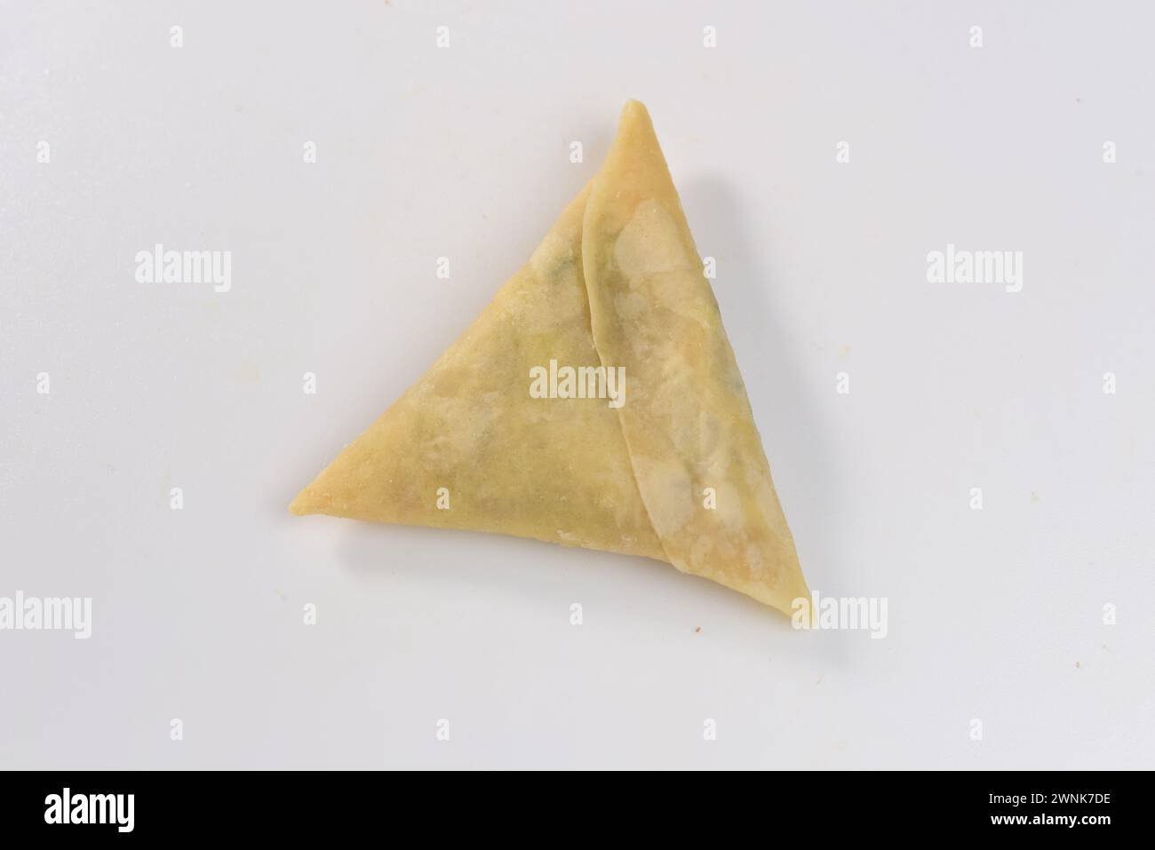 Samosa di manzo su sfondo bianco. Foto ravvicinata scattata dall'angolo superiore Foto Stock