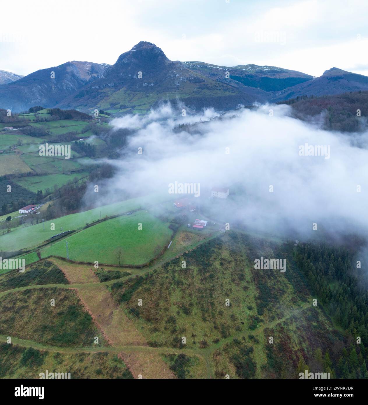 Vista aerea del paesaggio invernale intorno alla città di Gainza e Amezqueta e al monte Txindoki. Catena montuosa di Aralar. Regione di Goierri. Gi Foto Stock