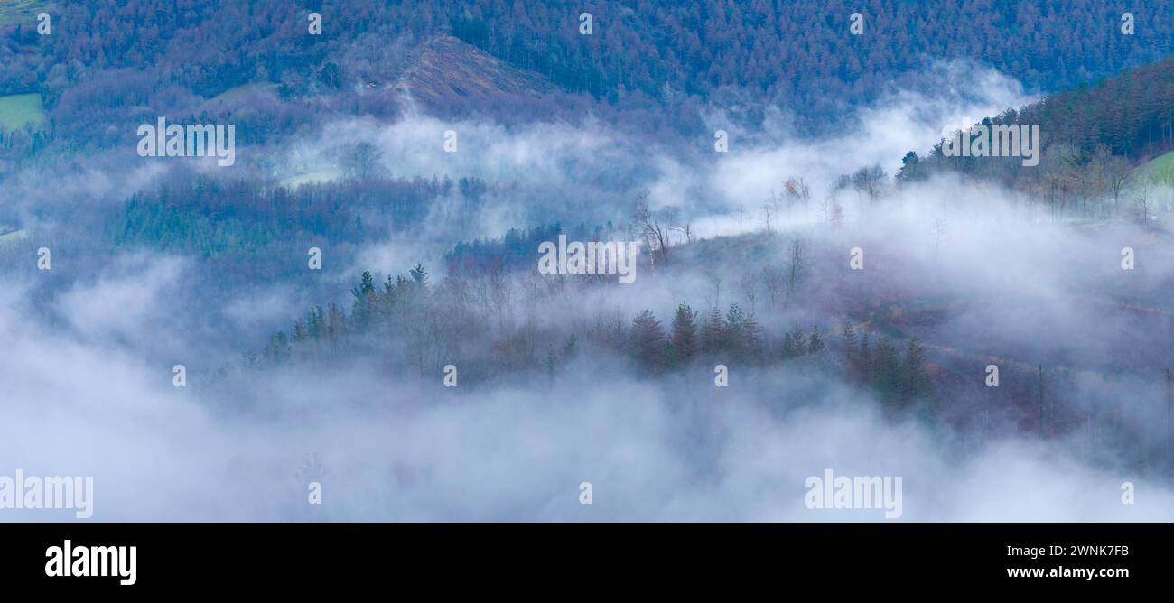 Vista aerea del paesaggio invernale intorno alla città di Gainza e Amezqueta e al monte Txindoki. Catena montuosa di Aralar. Regione di Goierri. Gi Foto Stock