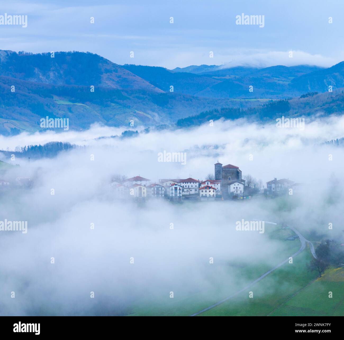 Vista aerea del paesaggio invernale intorno alla città di Gainza e Amezqueta e al monte Txindoki. Catena montuosa di Aralar. Regione di Goierri. Gi Foto Stock