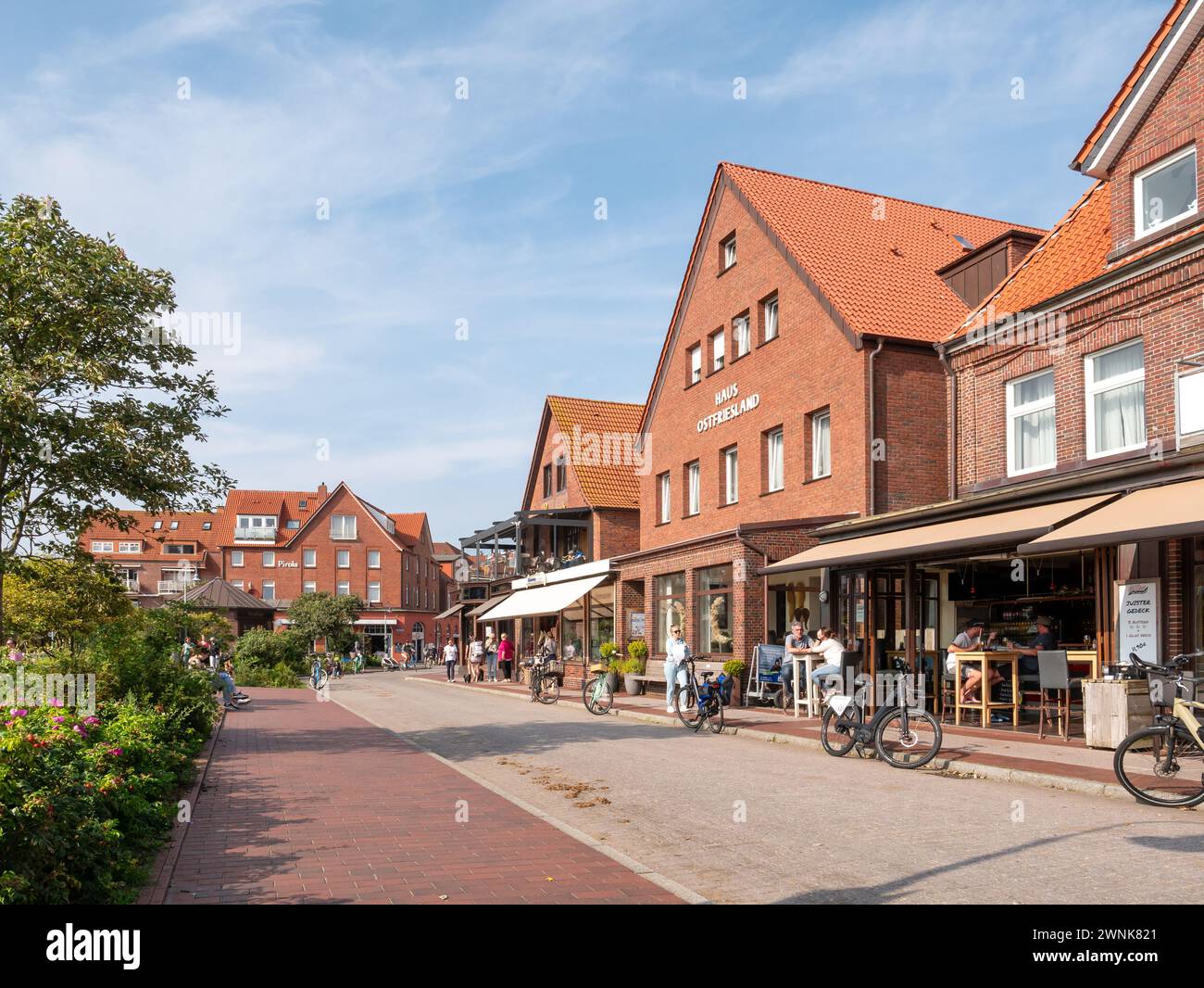 Scena di strada con biciclette e persone nella città vecchia dell'isola Juist, bassa Sassonia, Germania Foto Stock