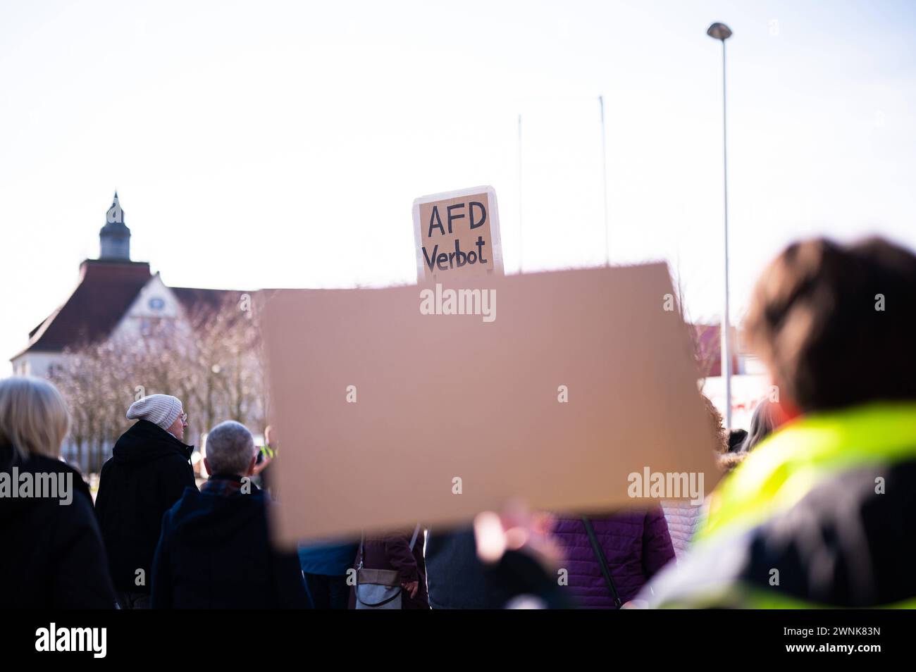 02.03.2024 - Demonstration gegen Rechts in Bünde/NRW: Bürgerinnen und Bürger protestieren gegen Rechtsextremismus unter dem motto Schulter an Schulter gegen Faschismus. Im Bild: Schilder, Plakate, Schriftzüge, Schriftzug mit den Worten AfD Verbot. , Bünde Nordrhein-Westfalen Deutschland Innenstadt *** 02 03 2024 manifestazione contro la destra in Bünde NRW i cittadini protestano contro l'estremismo di destra con il motto spalla a spalla contro il fascismo nella foto cartelli, manifesti, lettere, lettere con le parole AfD Ban , Bünde Renania settentrionale-Vestfalia Germania centro città Foto Stock