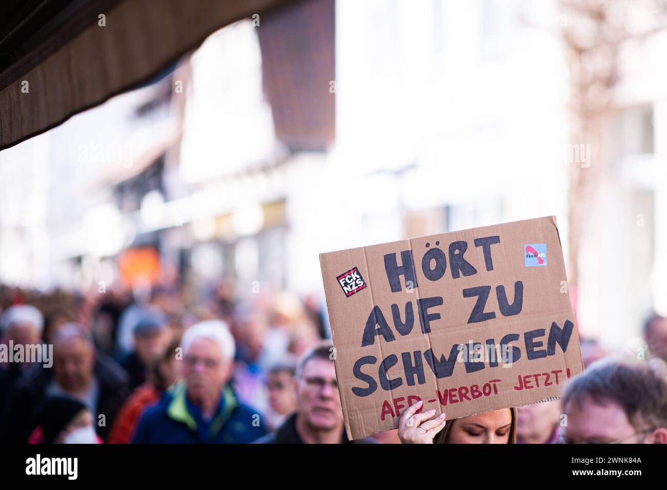 02.03.2024 - Demonstration gegen Rechts in Bünde/NRW: Bürgerinnen und Bürger protestieren gegen Rechtsextremismus unter dem motto Schulter an Schulter gegen Faschismus. Im Bild: Schilder, Plakate, Schriftzüge, Schriftzug mit den Worten Hört auf zu schweigen - AfD Verbot jetzt. , Bünde Nordrhein-Westfalen Deutschland Innenstadt *** 02 03 2024 manifestazione contro la destra in Bünde NRW i cittadini protestano contro l'estremismo di destra con il motto spalla a spalla contro il fascismo nella foto segni, manifesti, lettere, lettere con le parole Hört auf zu schweigen AfD Verbot jetzt , Bünd Foto Stock