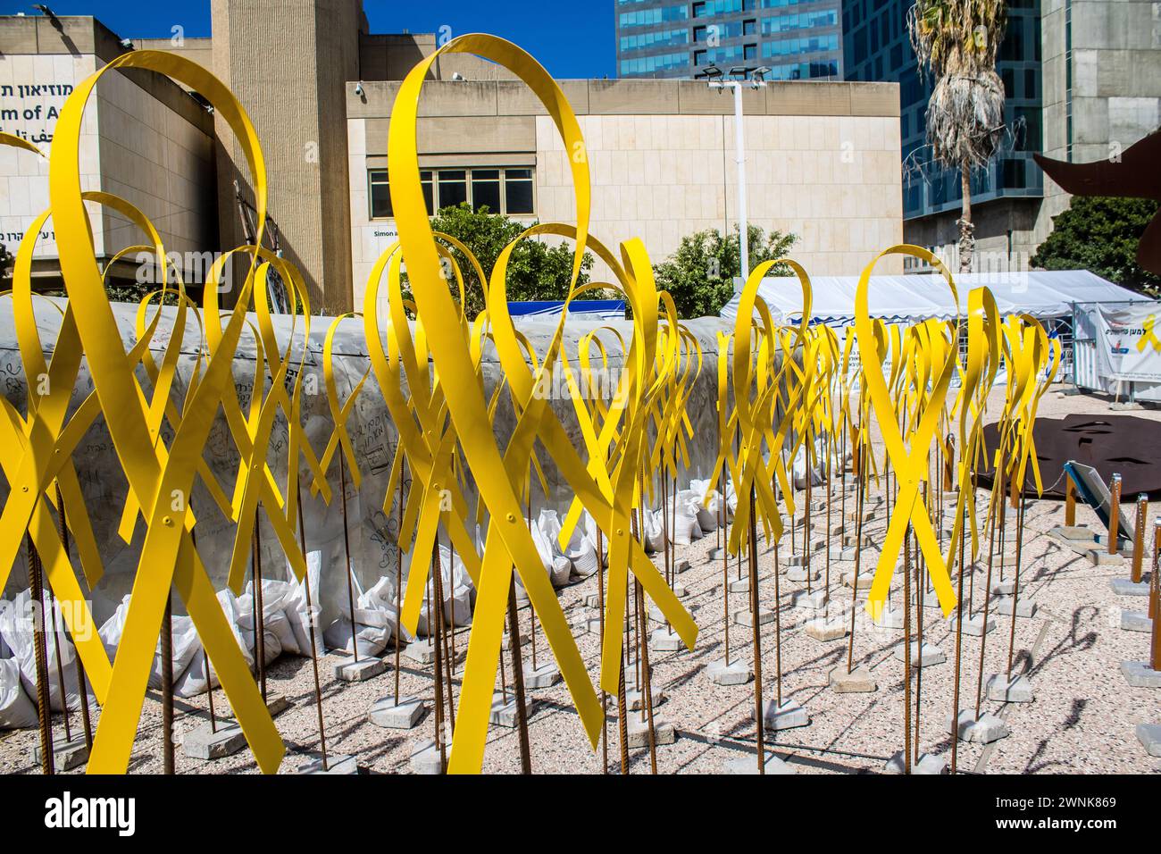 Tel Aviv, Israele, 3 marzo 2024 Piazza degli ostaggi di fronte al Museo d'Arte di Tel Aviv, un luogo in cui le persone si riuniscono in memoria di coloro che sono stati rapiti Foto Stock