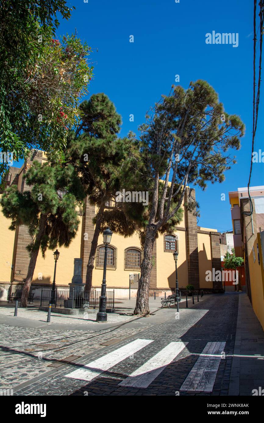 Strada e parte posteriore della chiesa di Santiago de los Caballeros nella città di Galdar sull'isola Canaria di Gran Canaria, Europa Foto Stock