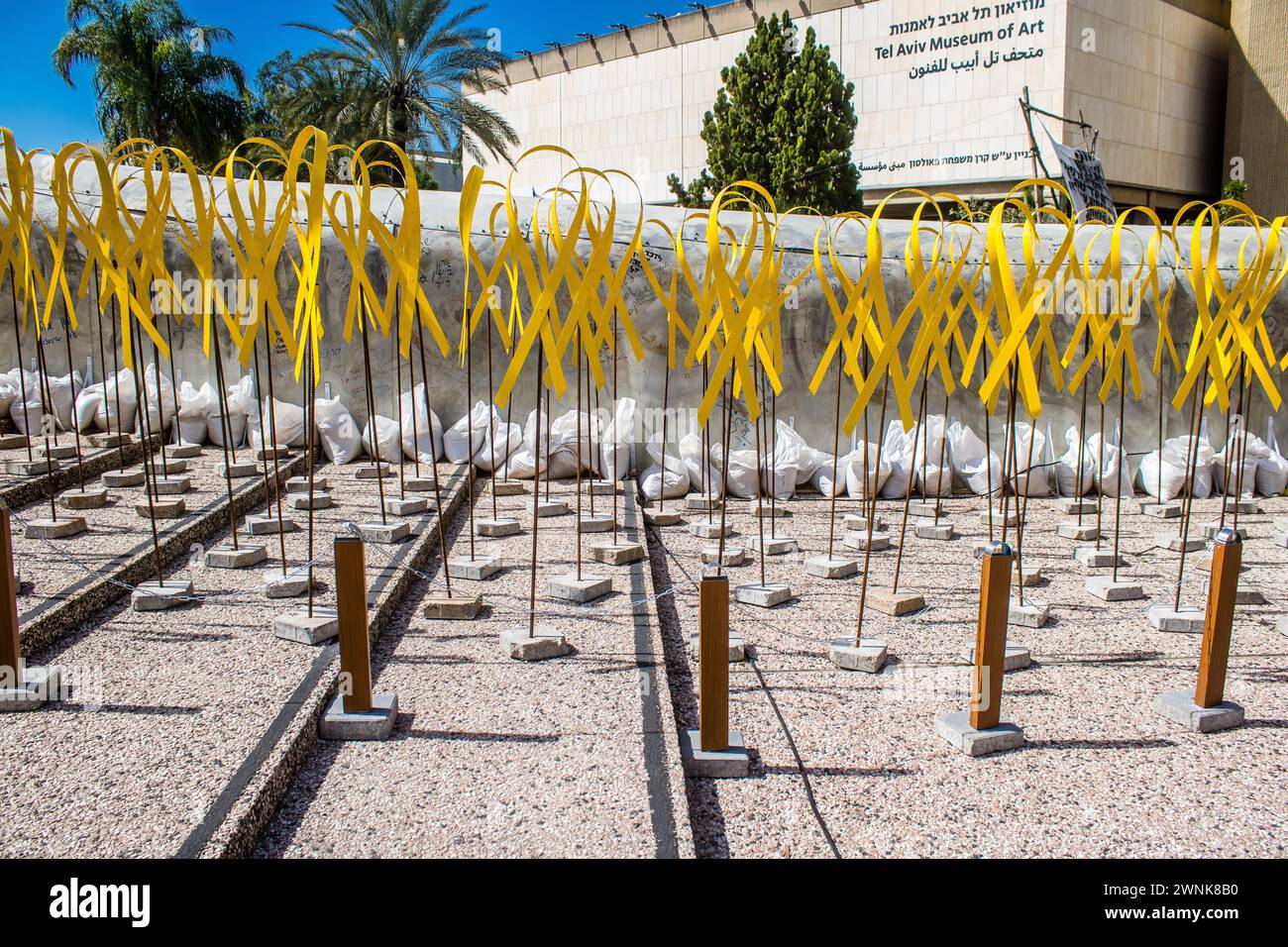 Tel Aviv, Israele, 3 marzo 2024 Piazza degli ostaggi di fronte al Museo d'Arte di Tel Aviv, un luogo in cui le persone si riuniscono in memoria di coloro che sono stati rapiti Foto Stock