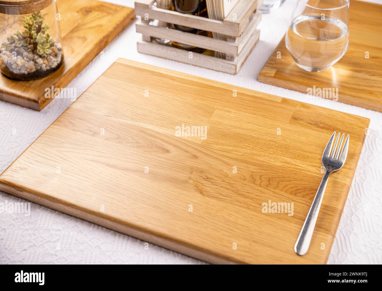Elegante tavolo da ristorante con moderna tavola di bambù Foto Stock
