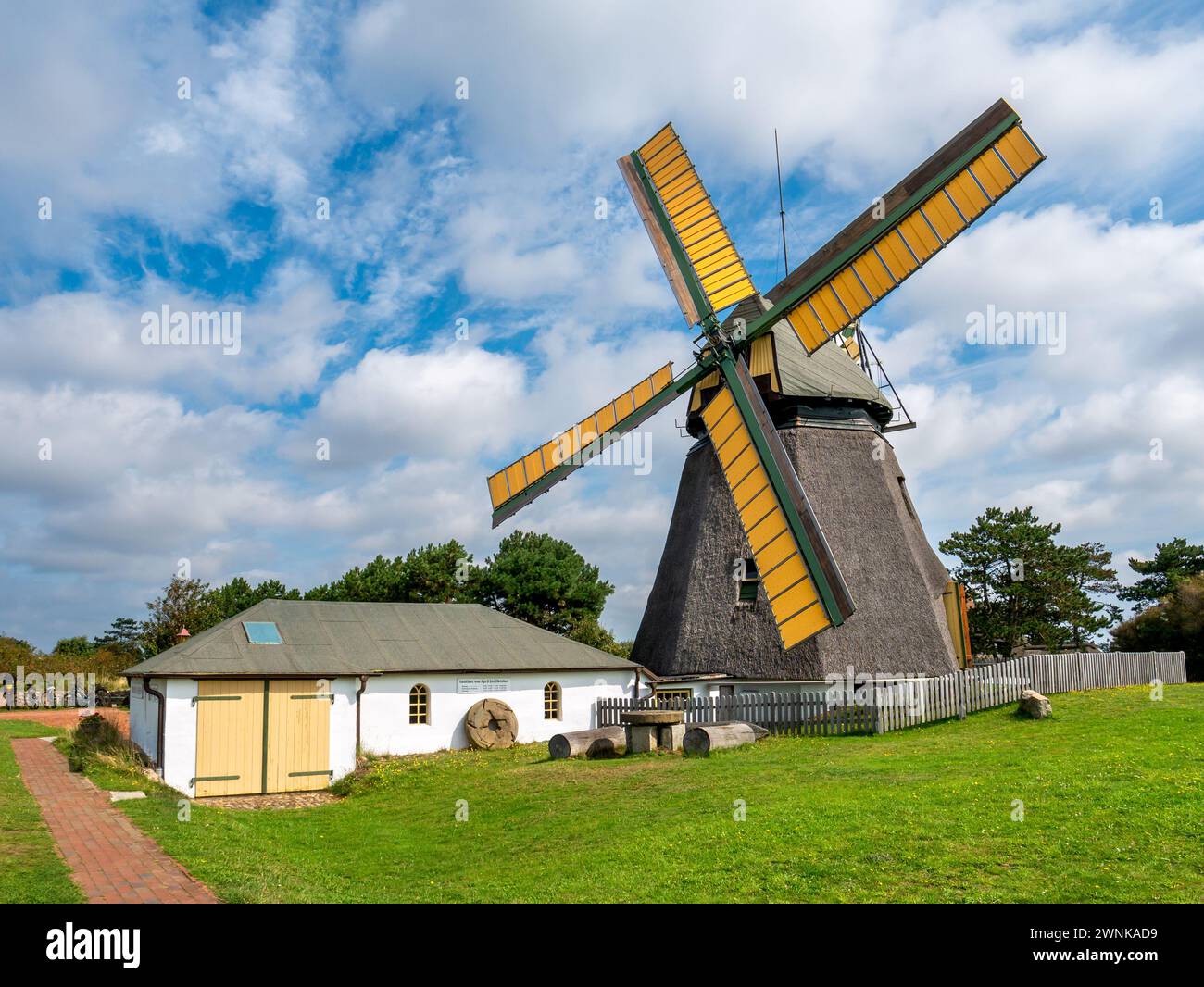 Mulino a vento ottagonale in paglia a Nebel, isola di Amrum, Frisia settentrionale, Schleswig-Holstein, Germania Foto Stock