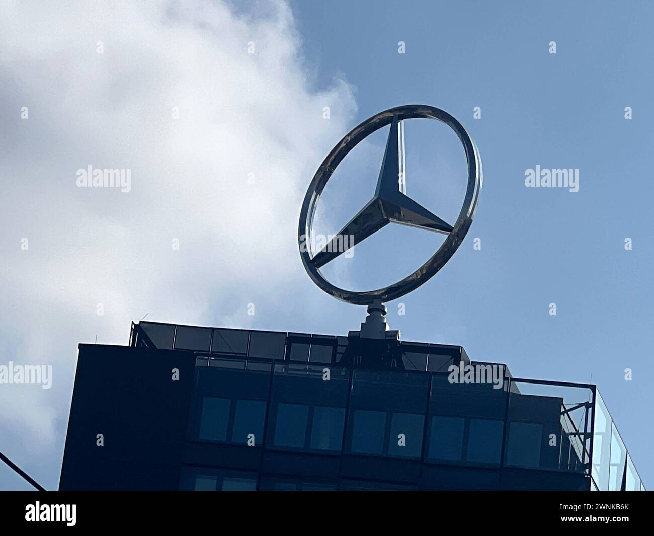 Mercedes-Benz Mercedes Stern auf einem Gebäude *** Mercedes Benz Mercedes star su un edificio Copyright: Xmix1x Foto Stock