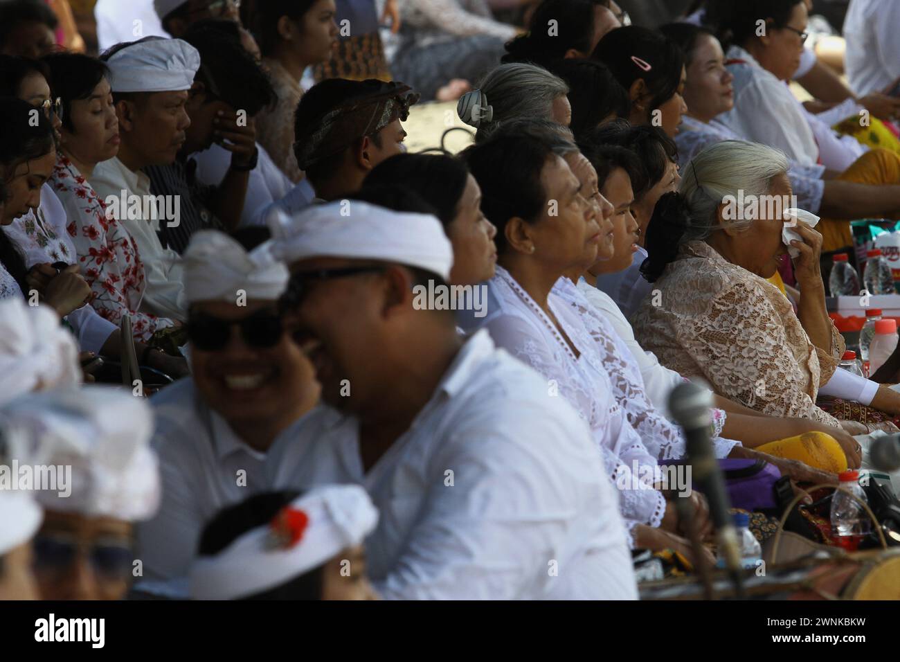 3 marzo 2024, Bantul, Yogyakarta, Indonesia: I devoti indù partecipano alla cerimonia rituale Melasti a Parangkusumo Beach, Bantul. Il rituale Melasti si svolge ogni anno prima della giornata del silenzio di Nyepi, una cerimonia destinata a purificare e purificare le anime dei devoti indù balinesi. Nyepi è una celebrazione indù osservata ogni nuovo anno secondo il calendario balinese. La festa nazionale è una festa di autoriflessione e meditazione e attività come lavorare, guardare la televisione o viaggiare è limitata tra le 6:00 e le 18:00 (immagine di credito: © Angga Budhiyanto/ZUMA Press Wire Foto Stock