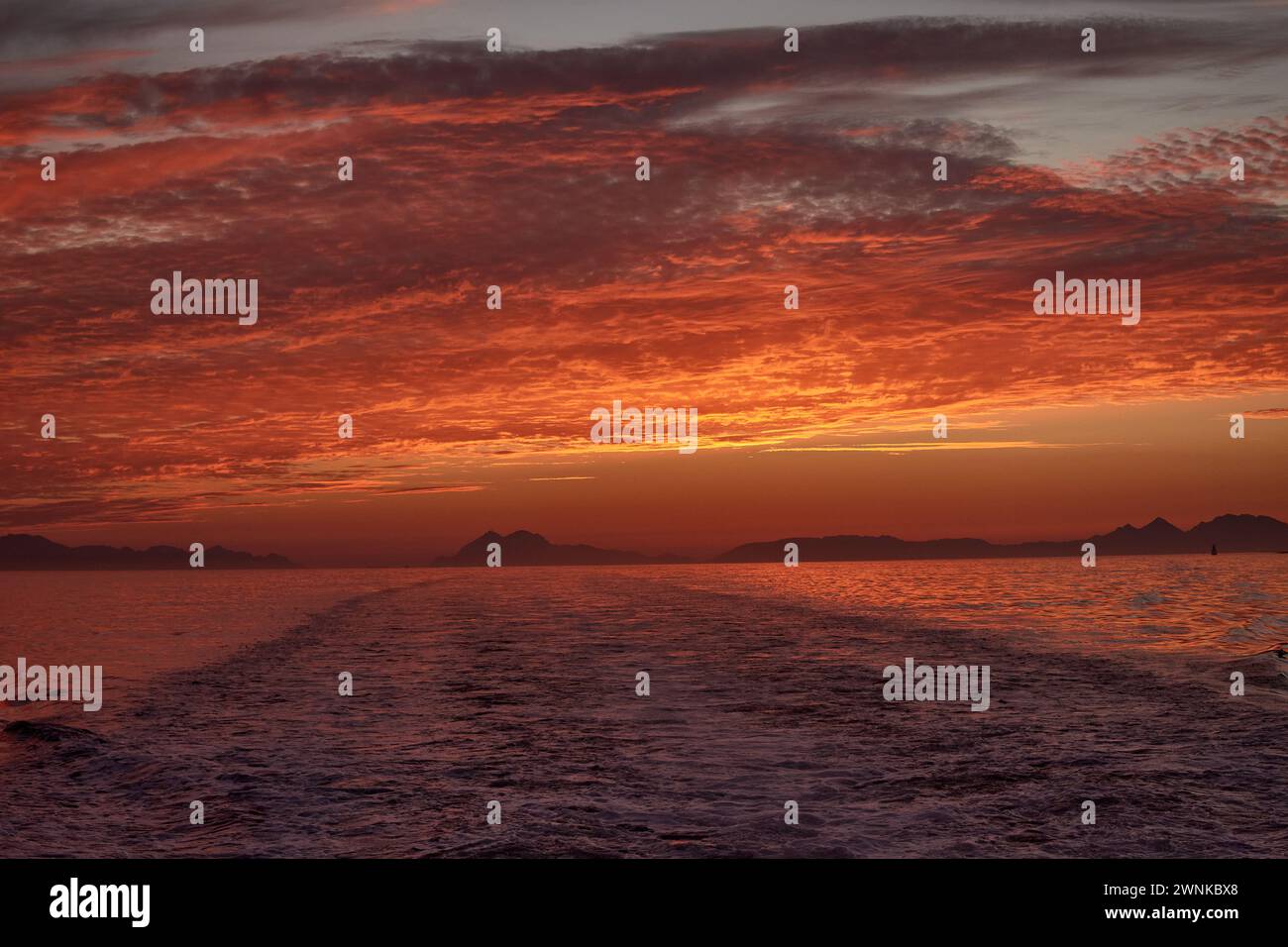 Le isole Cies in Galizia Spagna viste dalla barca che ritornava a Vigo al tramonto Foto Stock