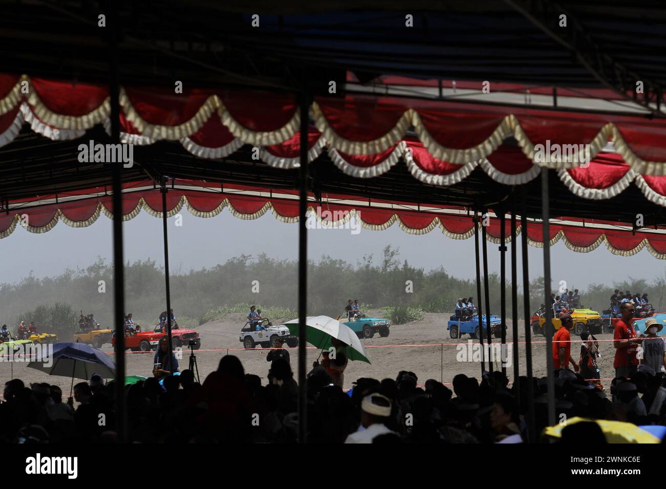 3 marzo 2024, Bantul, Yogyakarta, Indonesia: Gruppi di turisti sono stati visti andare in jeep quando gli indù hanno partecipato alla cerimonia rituale Melasti a Parangkusumo Beach, Bantul. Il rituale Melasti si svolge ogni anno prima della giornata del silenzio di Nyepi, una cerimonia destinata a purificare e purificare le anime dei devoti indù balinesi. Nyepi è una celebrazione indù osservata ogni nuovo anno secondo il calendario balinese. La festa nazionale è una festa di autoriflessione e meditazione e attività come lavorare, guardare la televisione o viaggiare è limitata tra le 6:00 e le 18:00 (Cred Foto Stock