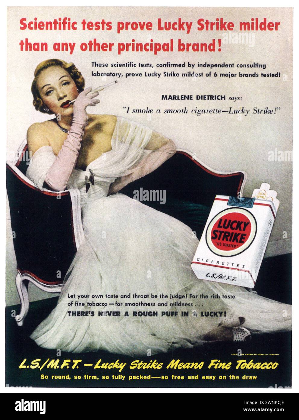 1950 sigarette Lucky Strike ad con Marlene Dietrich. M.F.T. significa tabacco fine. "Sii felice, vai fortunato!" Foto Stock