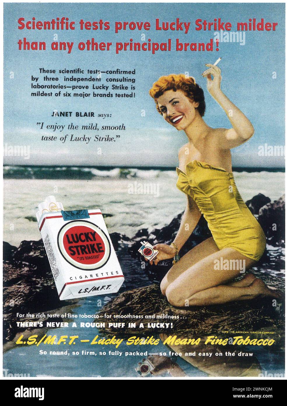 1950 sigarette Lucky Strike ad con Janet Blair. M.F.T. significa tabacco fine. "Sii felice, vai fortunato!" Foto Stock