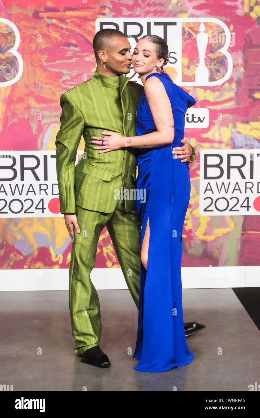 Londra, Regno Unito. Layton Williams e Harriet Rose fotografarono i BRITS Awards alla O2 Arena il 2 marzo 2024. Foto di Julie Edwards/Alamy Live News Foto Stock