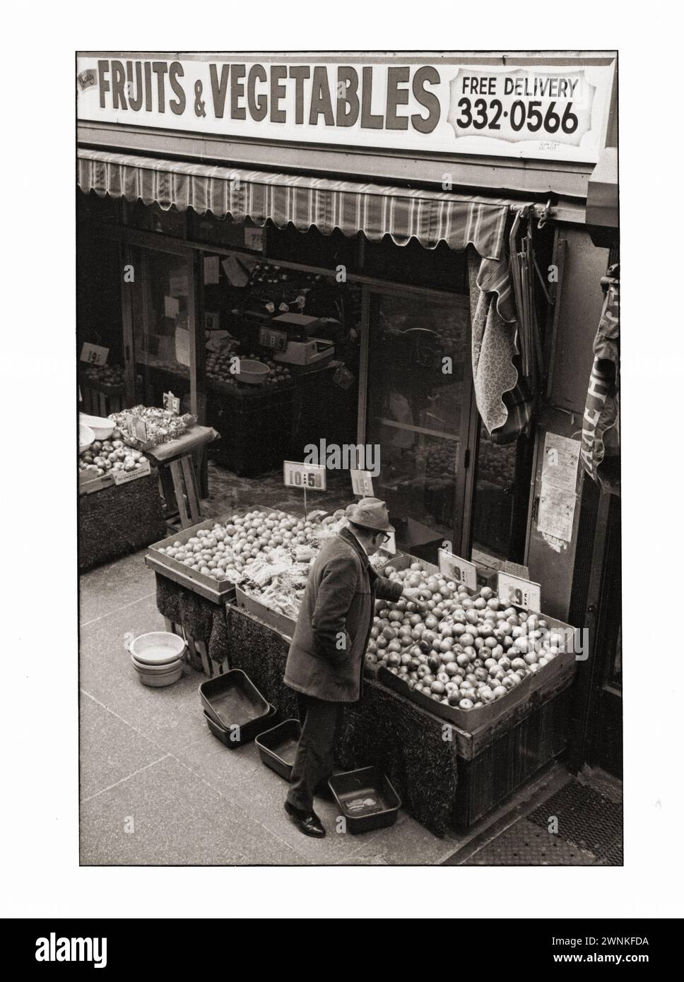 Foto di un uomo che compra frutta e verdura a metà degli anni '1970 in un mercato di Brighton Beach avenue a Brighton Beach, Brooklyn, New York. Foto Stock