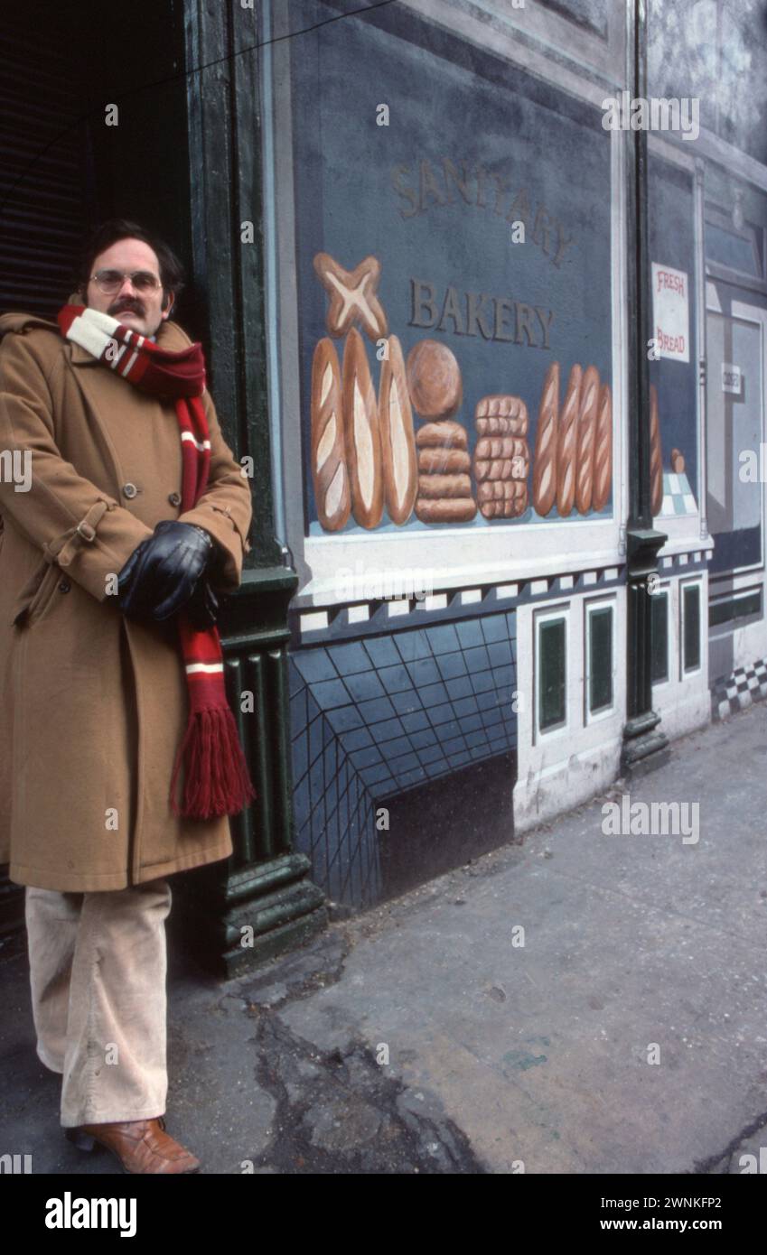 L'artista trompe l'Oiel Richard Haas si trova di fronte a una delle sue creazioni. Ha replicato il famoso negozio di panetteria a South Village, Soho, New York City nel 1977. Foto Stock