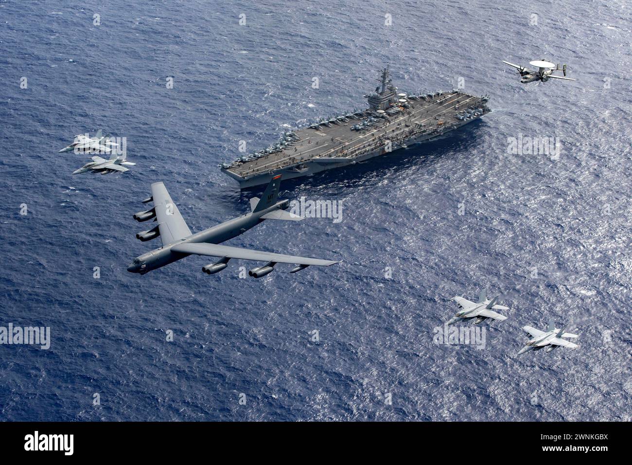 PHILIPPINE SEA (24 febbraio 2024) Un B-52 Stratofortress dell'aeronautica statunitense, attaccato al 5th Bomb Wing Foto Stock