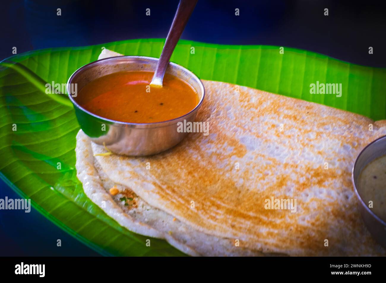 Masala osa, osa, spuntino dell'India meridionale. Il Masala dosa è un pasto dell'India meridionale servito con sambhar e chutney di cocco. Messa a fuoco selettiva Foto Stock