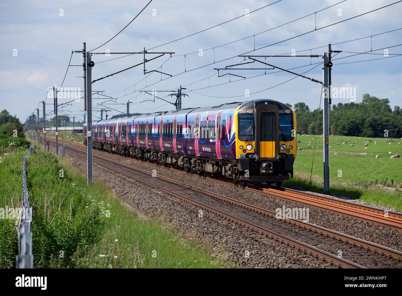 Un primo Transpennine Express 350 classe treno elettrico sulla linea principale della costa occidentale Foto Stock