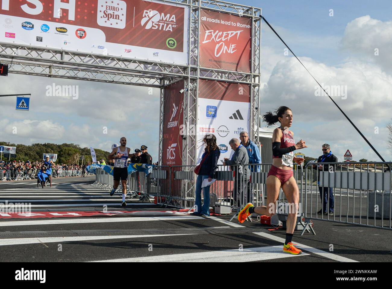 Roma, Italia. 3 marzo 2024. 03/03/2024 - Roma, Italia - Cronaca - l'arrivo della Roma Ostia. Nella foto il taglio del nostro della Roma Ostia la prima atleta donna italiana Lonedo Rebecca crediti: LaPresse/Alamy Live News Foto Stock