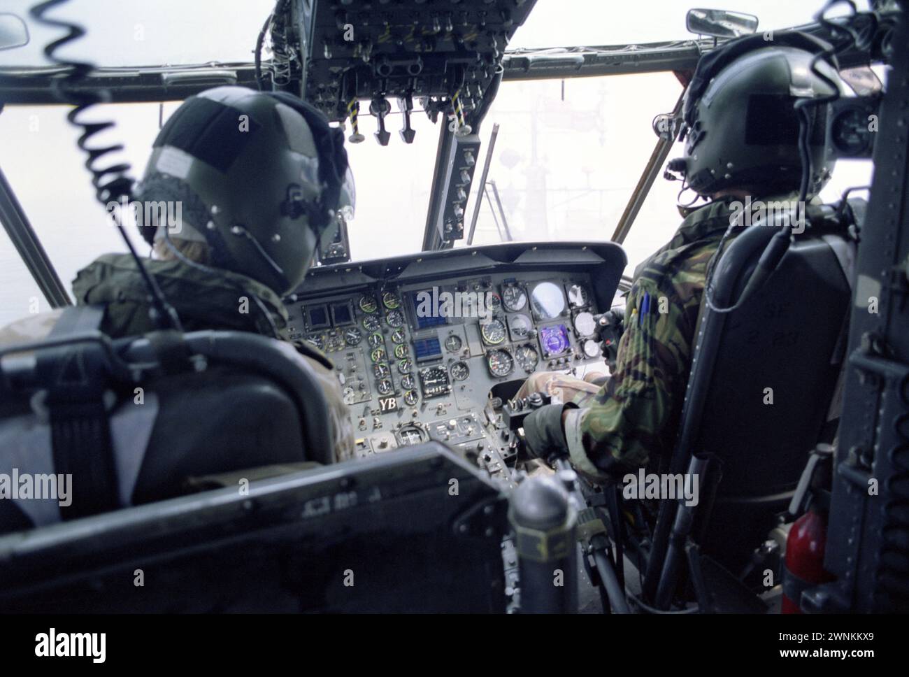 Prima guerra del Golfo: 20 marzo 1991 la vista all'interno della cabina di pilotaggio di un 845 Naval Air Squadron Westland Sea King HC. Mk 4/HA. Mk 5 elicottero, numero di serie ZA312 B, in quanto si libra vicino alla sovrastruttura della HMS Dulverton al largo del porto di Shuaiba in Kuwait. Foto Stock