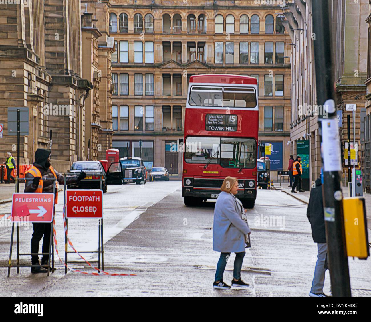 Glasgow, Scozia, Regno Unito. 3 marzo 2024: Le riprese di "Lockerbie" nel centro della città hanno visto john Street e l'area dietro george Square trasformata in London Gerard Ferry/Alamy Live News del 90 Foto Stock