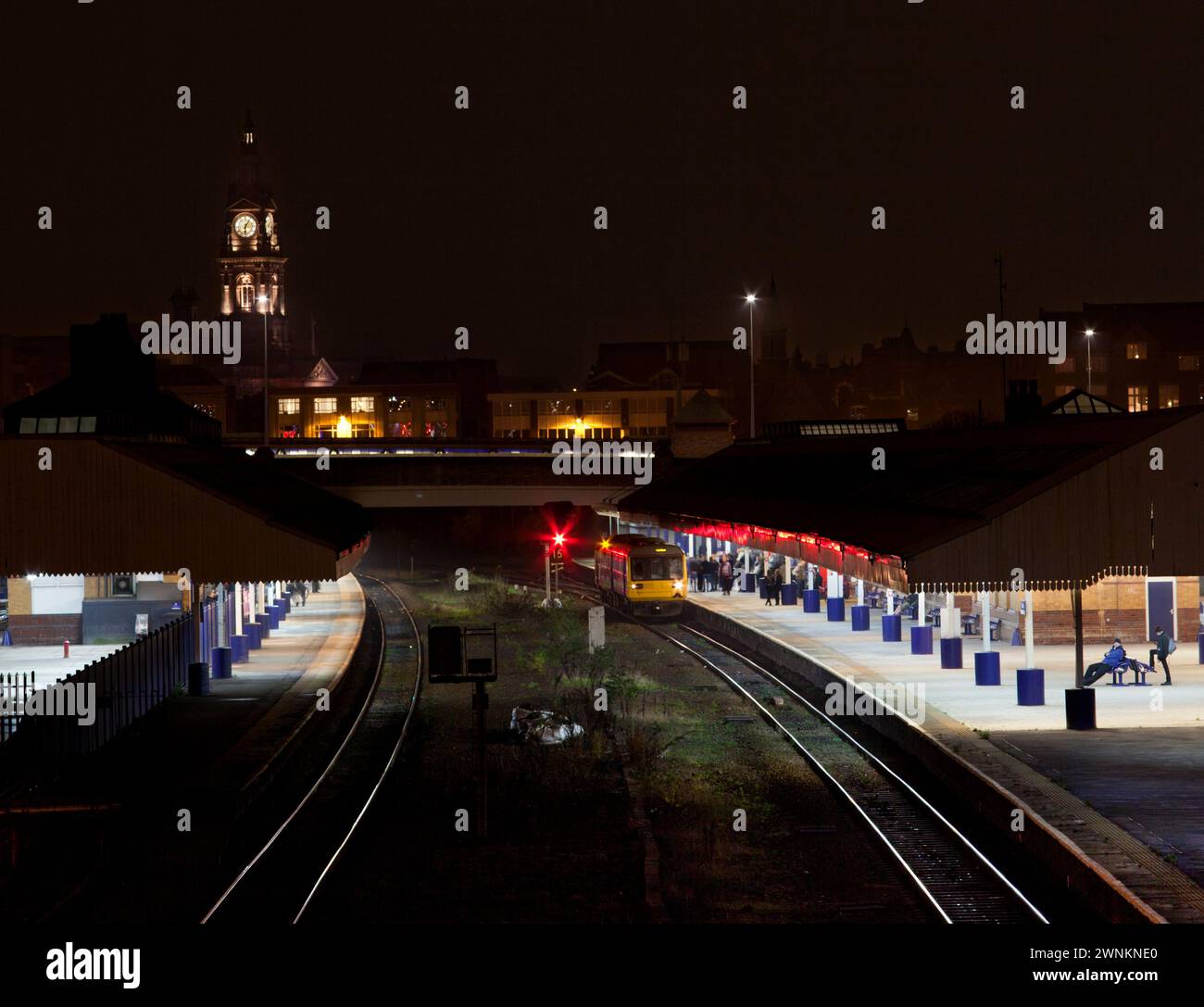Treno a 142 passi dalla stazione ferroviaria di Bolton in una notte buia Foto Stock