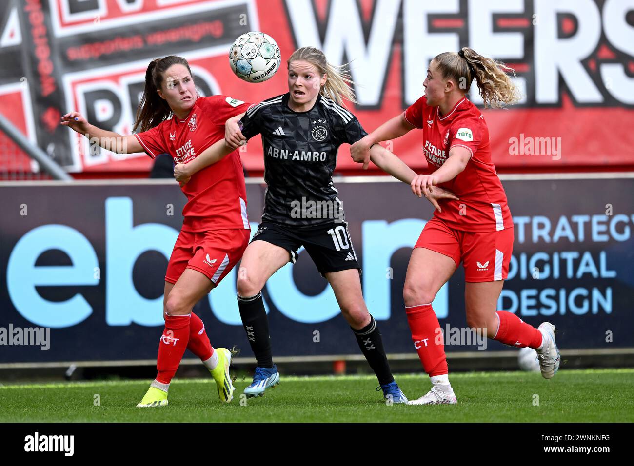 ENSCHEDE - Marisa Olislagers di FC Twente, Nadine Noordam di Ajax, Danique van Ginkel di FC Twente durante l'incontro olandese Azerion femminile Eredivisie tra FC Twente e Ajax allo Stadion De Grolsch veste il 3 marzo 2024 a Enschede, Paesi Bassi. ANP GERRIT VAN COLOGNE Foto Stock