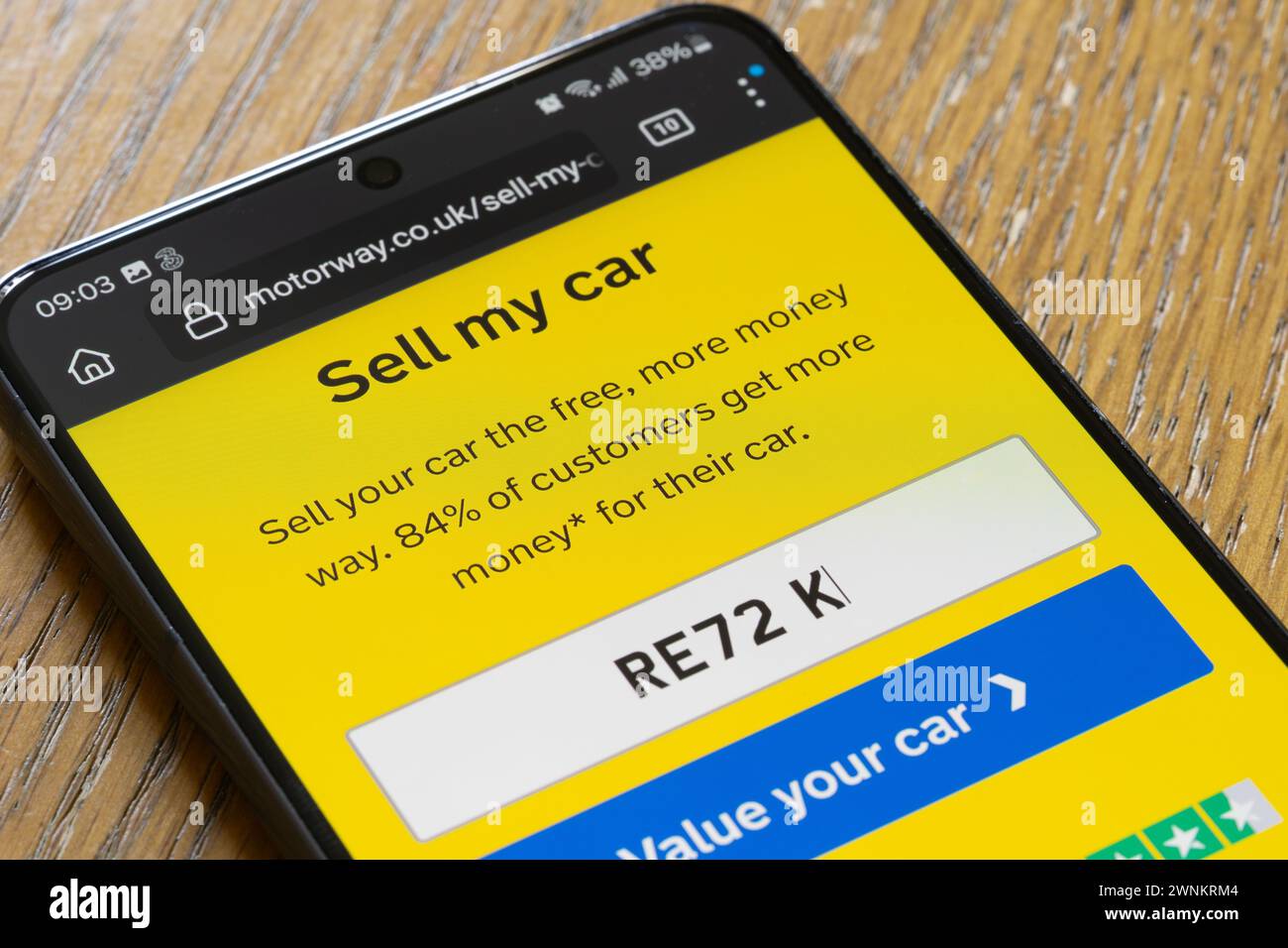 Il numero di immatricolazione dell'auto viene inserito nell'app di vendita auto autostradale su uno smartphone, Regno Unito. La schermata mostra "vendere la mia auto" e dispone di un pulsante preventivo Foto Stock