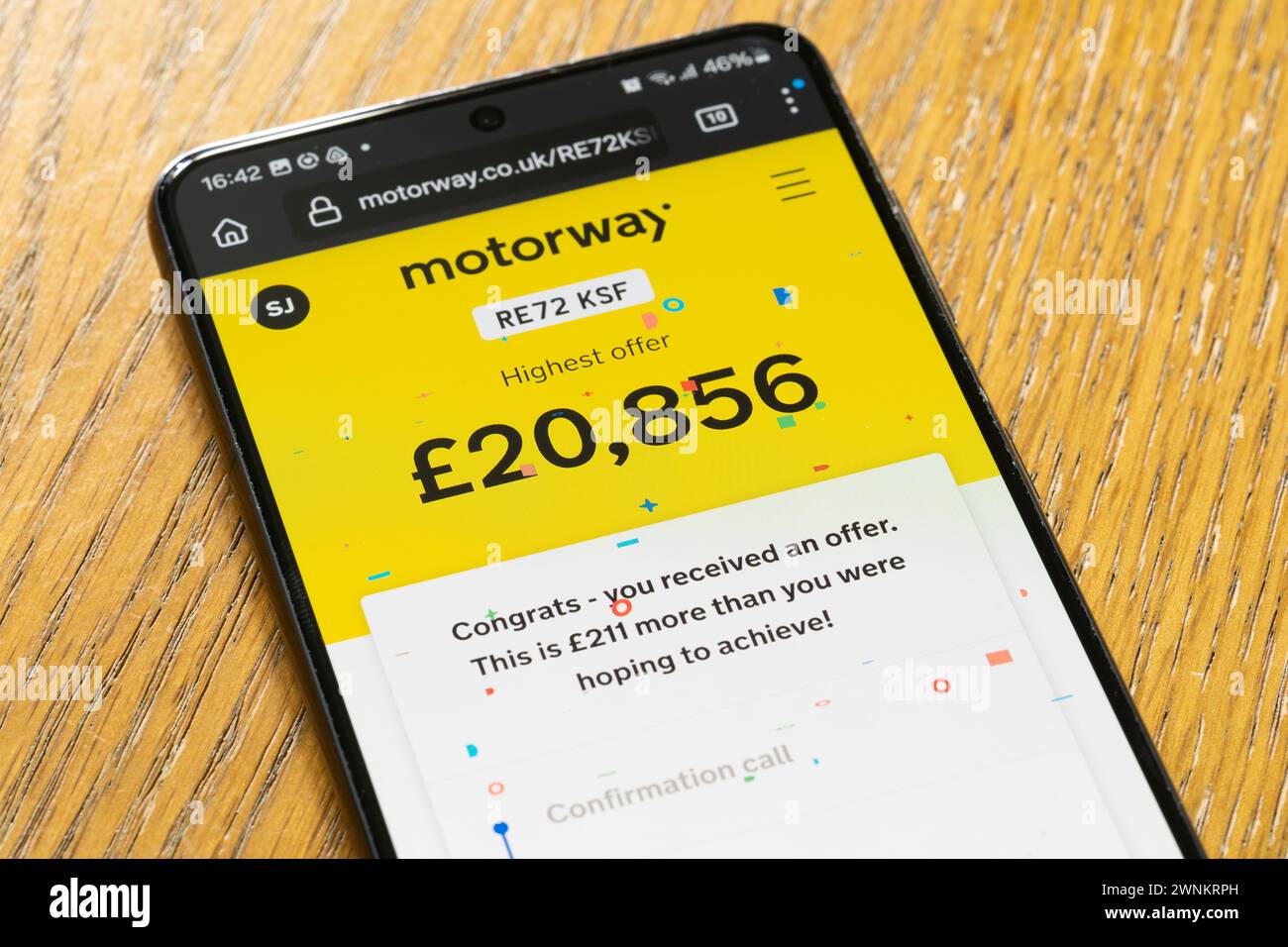 Un preventivo per un'auto in sterline inglesi sull'app Motorway su uno smartphone, Regno Unito. Concetto: Ricevere un'offerta, ottenere un preventivo, vendere la propria auto, vendere auto Foto Stock