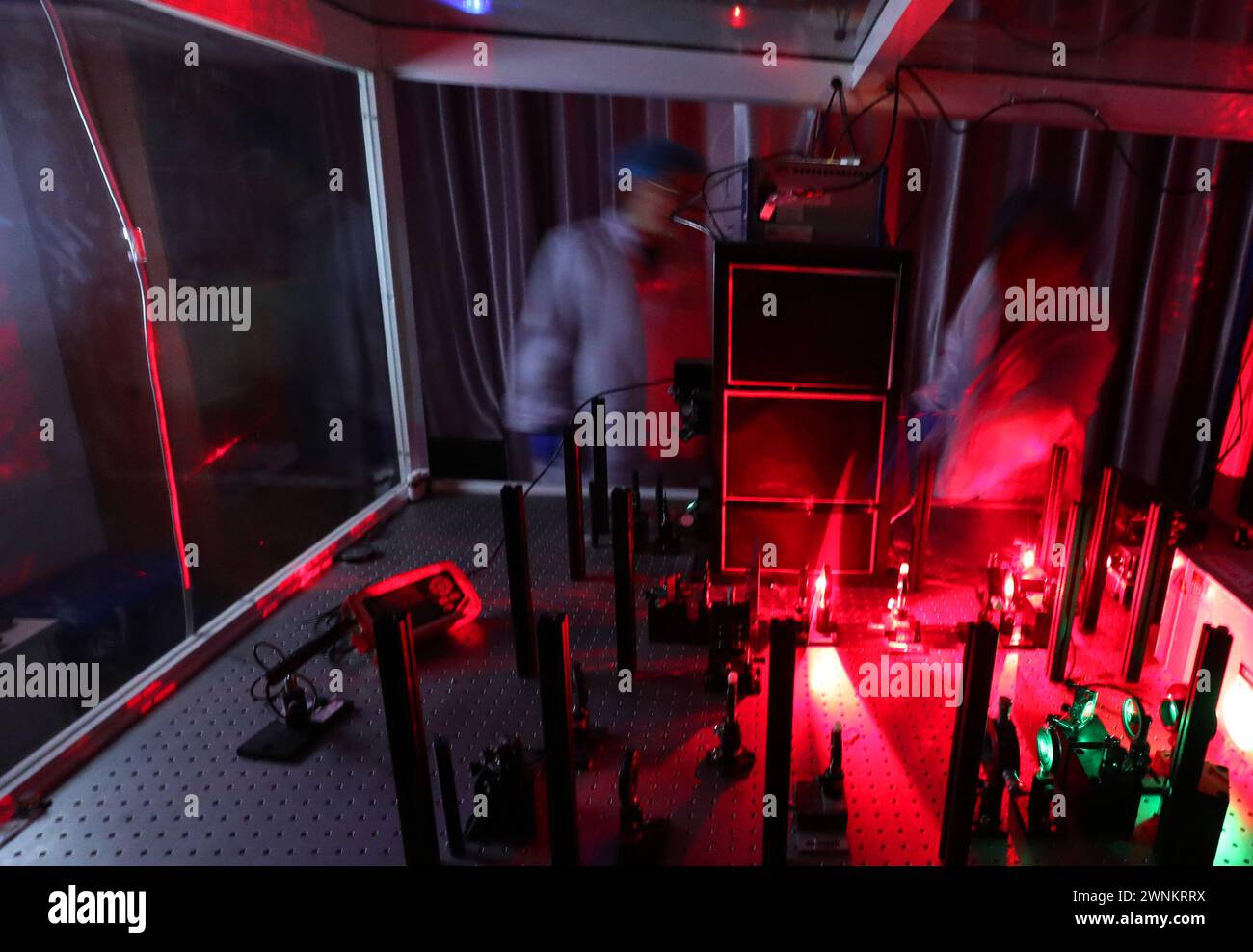 (240303) -- SHANGHAI, 3 marzo 2024 (Xinhua) -- i ricercatori eseguono un esperimento in un laboratorio dell'Istituto di ottica e meccanica fine di Shanghai, Accademia cinese delle scienze a Shanghai, 29 febbraio 2024. Una memoria a disco ottico tridimensionale in nanoscala con capacità petabit è stata sviluppata presso lo Shanghai Institute of Optics and fine Mechanics, Chinese Academy of Sciences, secondo un articolo pubblicato il 22 febbraio su Nature. Il team di ricerca è riuscito ad aumentare la capacità di archiviazione dei dati ottici fino al livello di petabit estendendo l'architettura di registrazione planare Foto Stock