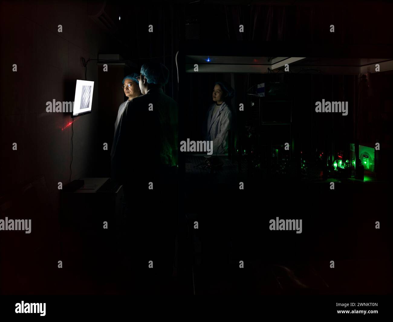 (240303) -- SHANGHAI, 3 marzo 2024 (Xinhua) -- i ricercatori eseguono un esperimento in un laboratorio dell'Istituto di ottica e meccanica fine di Shanghai, Accademia cinese delle scienze a Shanghai, 29 febbraio 2024. Una memoria a disco ottico tridimensionale in nanoscala con capacità petabit è stata sviluppata presso lo Shanghai Institute of Optics and fine Mechanics, Chinese Academy of Sciences, secondo un articolo pubblicato il 22 febbraio su Nature. Il team di ricerca è riuscito ad aumentare la capacità di archiviazione dei dati ottici fino al livello di petabit estendendo l'architettura di registrazione planare Foto Stock