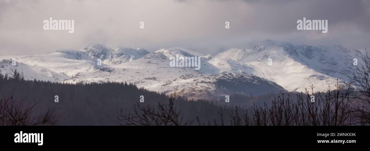 Cumbria, Regno Unito. 3 marzo 2024. Tempo Regno Unito.la neve ha ricoperto alte colline sopra e intorno al lago Windermere, nella Cumbria meridionale, il Lake District . Crediti: Gordon Shoosmith/Alamy Live News Foto Stock