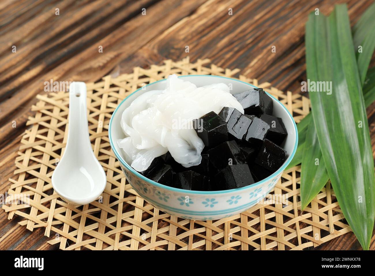 Gelatina di erba nera con carne di cocco in ciotola in ceramica Foto Stock