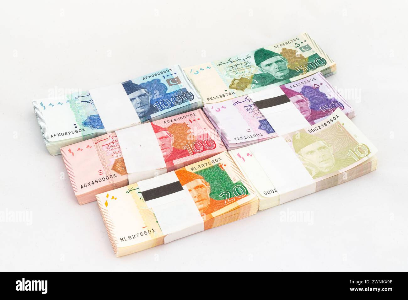 Pacchetti di banconote pakistane su sfondo bianco isolato Foto Stock