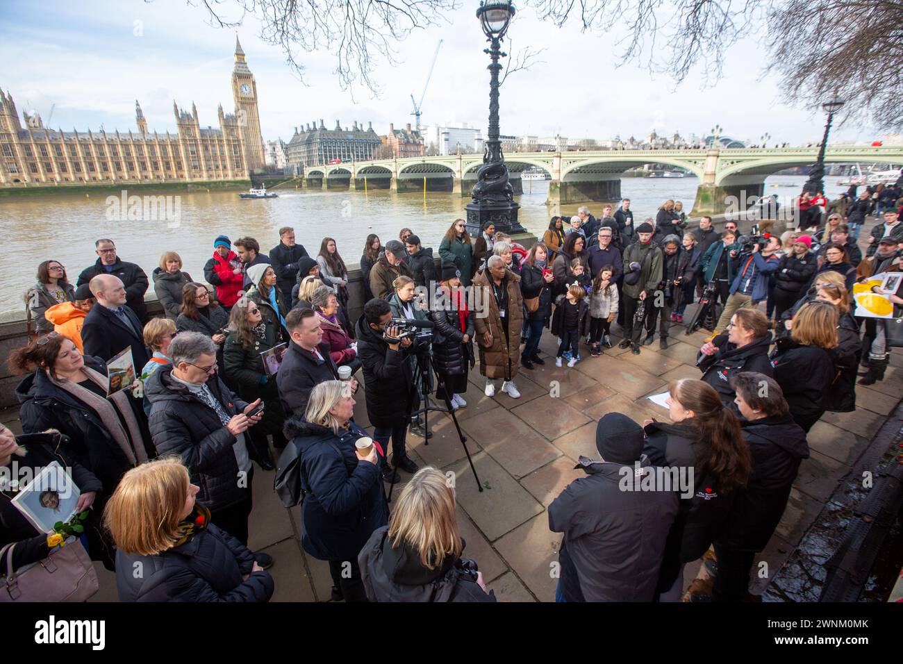 Londra, Inghilterra, Regno Unito. 3 marzo 2024. Le persone si riuniscono lungo il Covid Memorial Wall sul Tamigi Path a Westminster durante la giornata nazionale della riflessione, in onore di coloro che sono morti per Covid-19. Ogni cuore dipinto a mano sul muro rappresenta una vita persa per Covid-19 nel Regno Unito (Credit Image: © Tayfun Salci/ZUMA Press Wire) SOLO PER USO EDITORIALE! Non per USO commerciale! Crediti: ZUMA Press, Inc./Alamy Live News Foto Stock