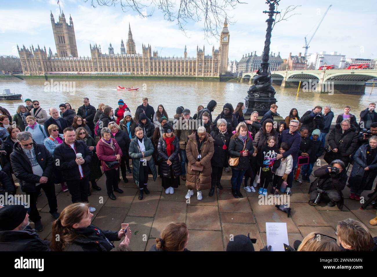 Londra, Inghilterra, Regno Unito. 3 marzo 2024. Le persone si riuniscono lungo il Covid Memorial Wall sul Tamigi Path a Westminster durante la giornata nazionale della riflessione, in onore di coloro che sono morti per Covid-19. Ogni cuore dipinto a mano sul muro rappresenta una vita persa per Covid-19 nel Regno Unito (Credit Image: © Tayfun Salci/ZUMA Press Wire) SOLO PER USO EDITORIALE! Non per USO commerciale! Crediti: ZUMA Press, Inc./Alamy Live News Foto Stock