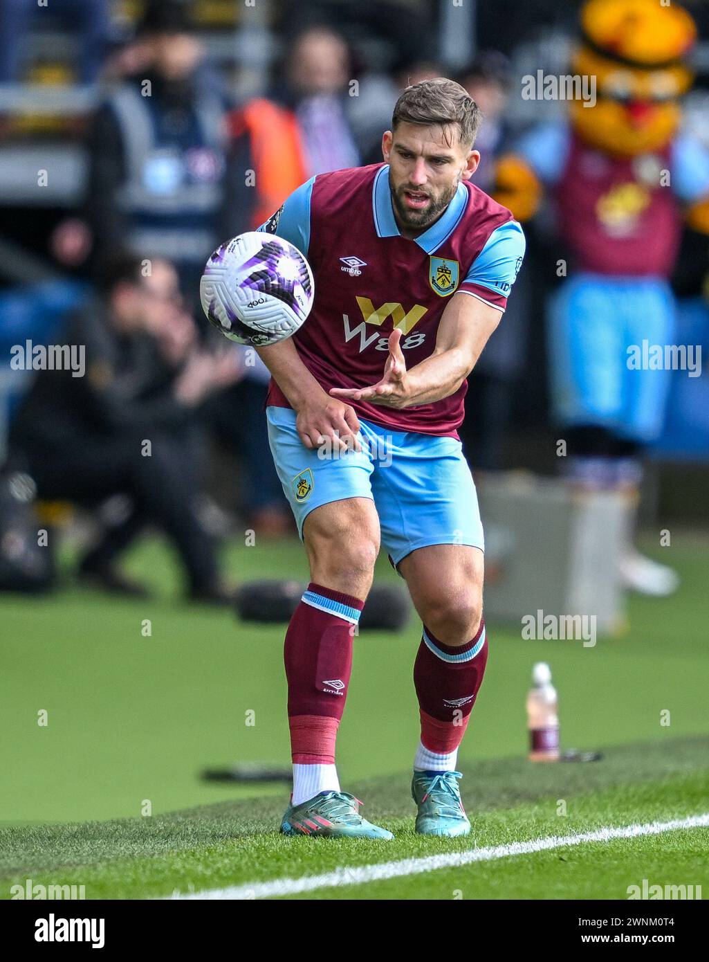 Turf Moor, Burnley, Lancashire, Regno Unito. 3 marzo 2024. Premier League Football, Burnley contro Bournemouth; Charlie Taylor di Burnley cattura la palla pronta a lanciarsi in Credit: Action Plus Sports/Alamy Live News Foto Stock