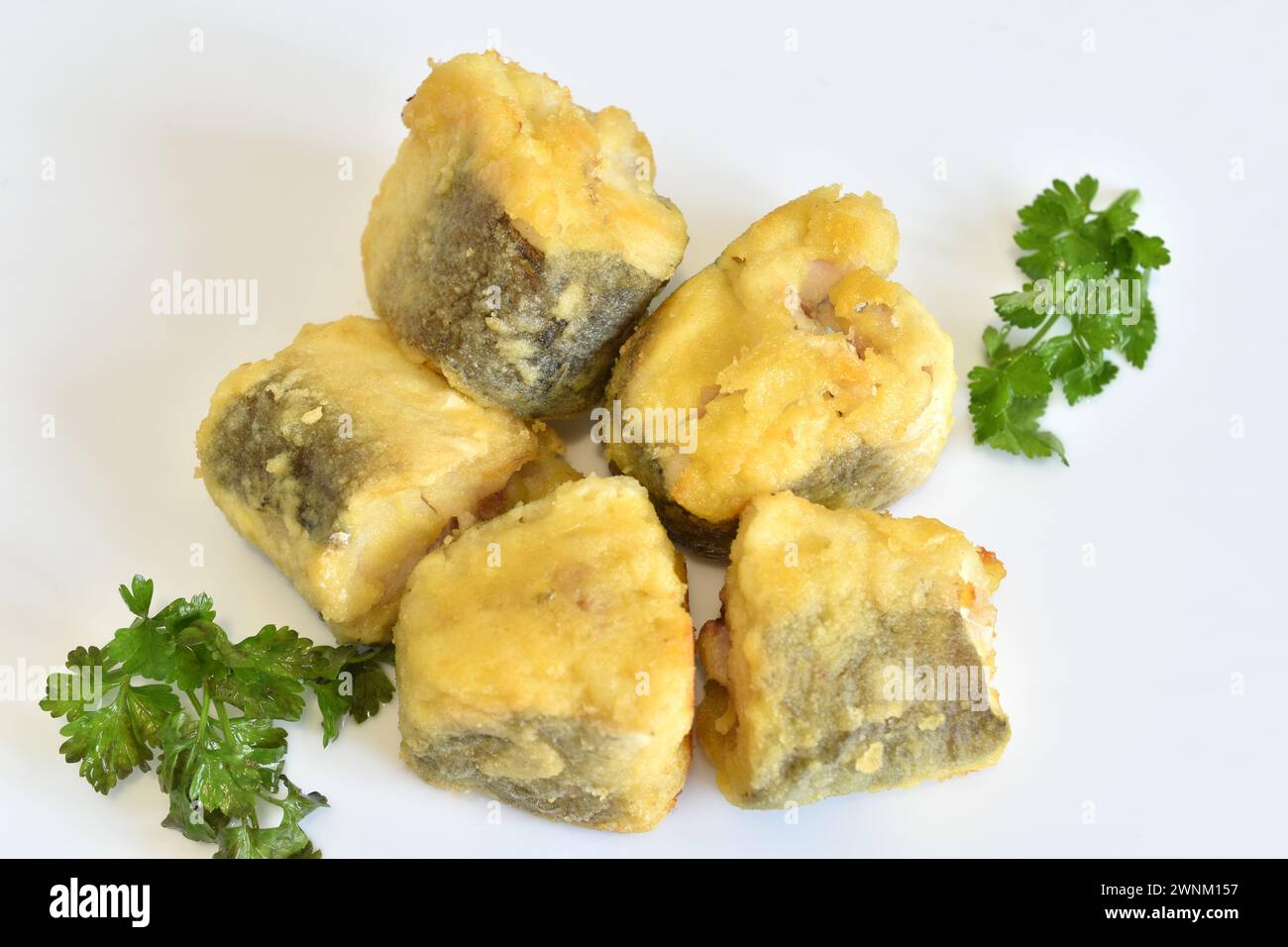 Pezzetti di nasello fritti con crosta dorata. Foto Stock