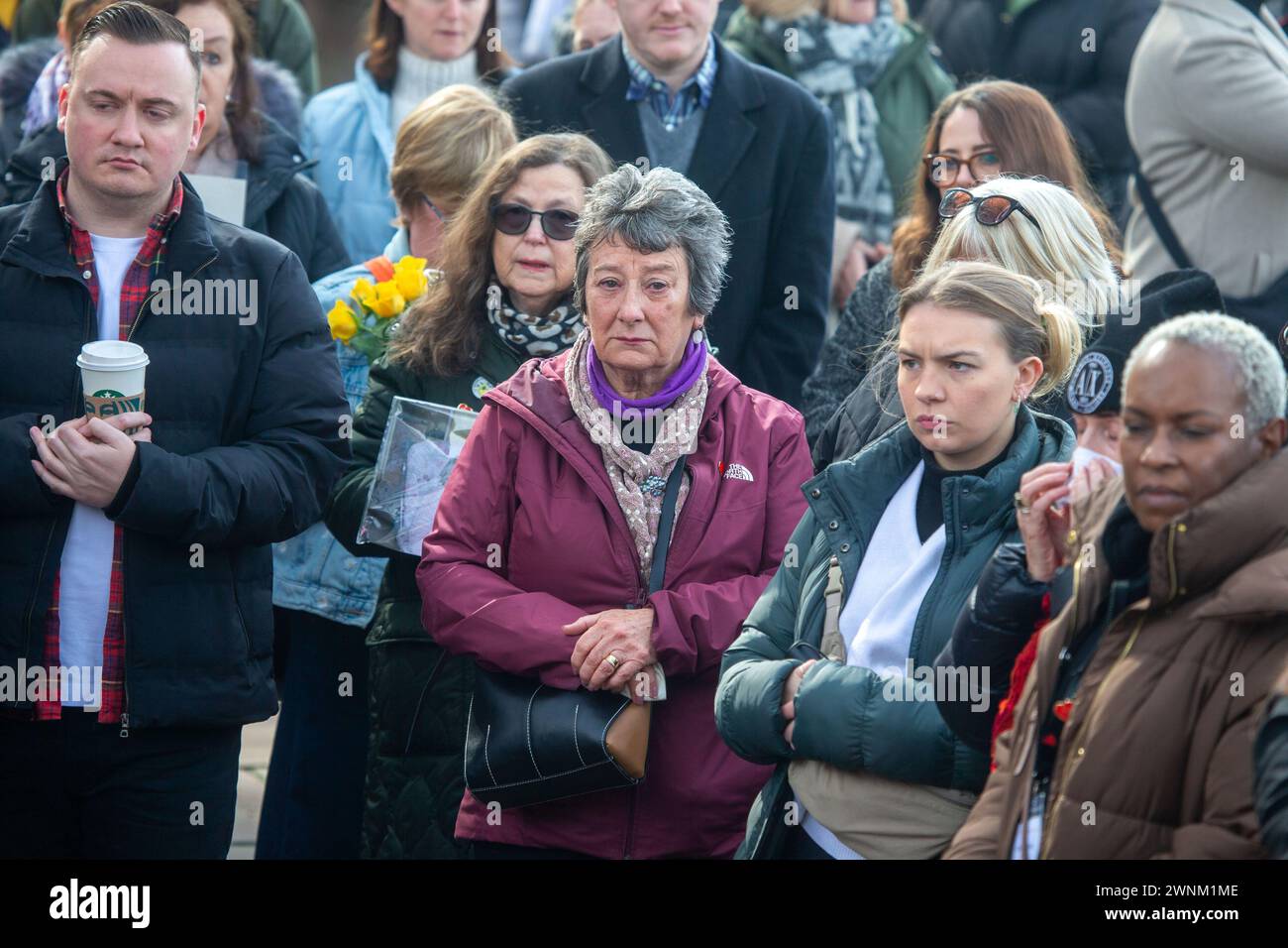 Londra, Inghilterra, Regno Unito. 3 marzo 2024. Le persone si riuniscono lungo il Covid Memorial Wall sul Tamigi Path a Westminster durante la giornata nazionale della riflessione, in onore di coloro che sono morti per Covid-19. Ogni cuore dipinto a mano sul muro rappresenta una vita persa per Covid-19 nel Regno Unito (Credit Image: © Tayfun Salci/ZUMA Press Wire) SOLO PER USO EDITORIALE! Non per USO commerciale! Crediti: ZUMA Press, Inc./Alamy Live News Foto Stock