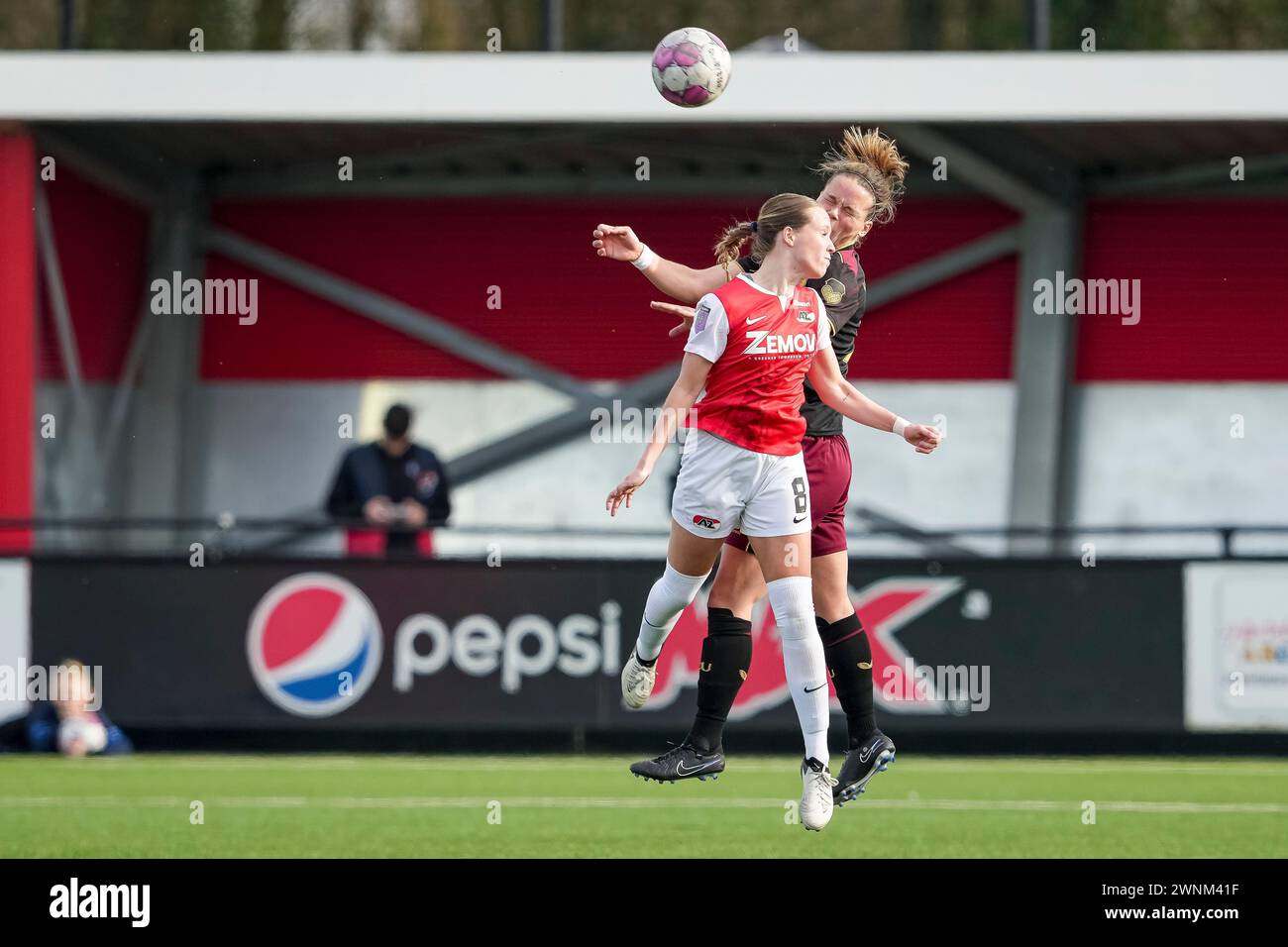 Wijdewormer, Paesi Bassi. 2 marzo 2024. WIJDEWORMER, PAESI BASSI - 2 MARZO: Manique de vette dell'AZ, Ilse van der Zande dell'FC Utrecht dirige il pallone durante l'incontro olandese Azerion Woman's Eredivisie tra AZ e FC Utrecht all'AFAS Trainingscomplex il 2 marzo 2024 a Wijdewormer, Paesi Bassi. (Foto di Jan Mulder/Orange Pictures) credito: Orange Pics BV/Alamy Live News Foto Stock