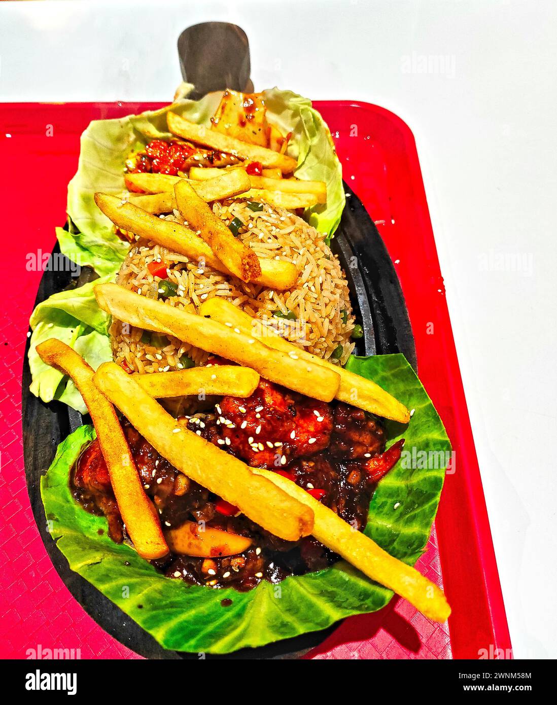 immagine di un piatto combinato di pollo cinese sizzler con patatine fritte Foto Stock