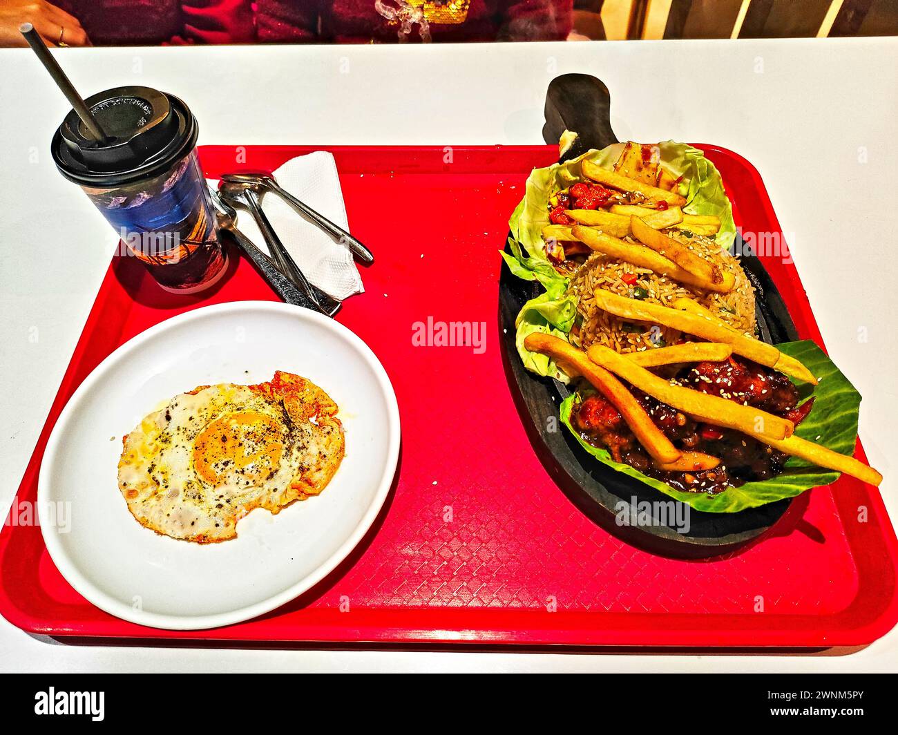 immagine di un piatto combinato composto da uova di cacao, sizzler e bevande fredde servite in un piatto rosso Foto Stock