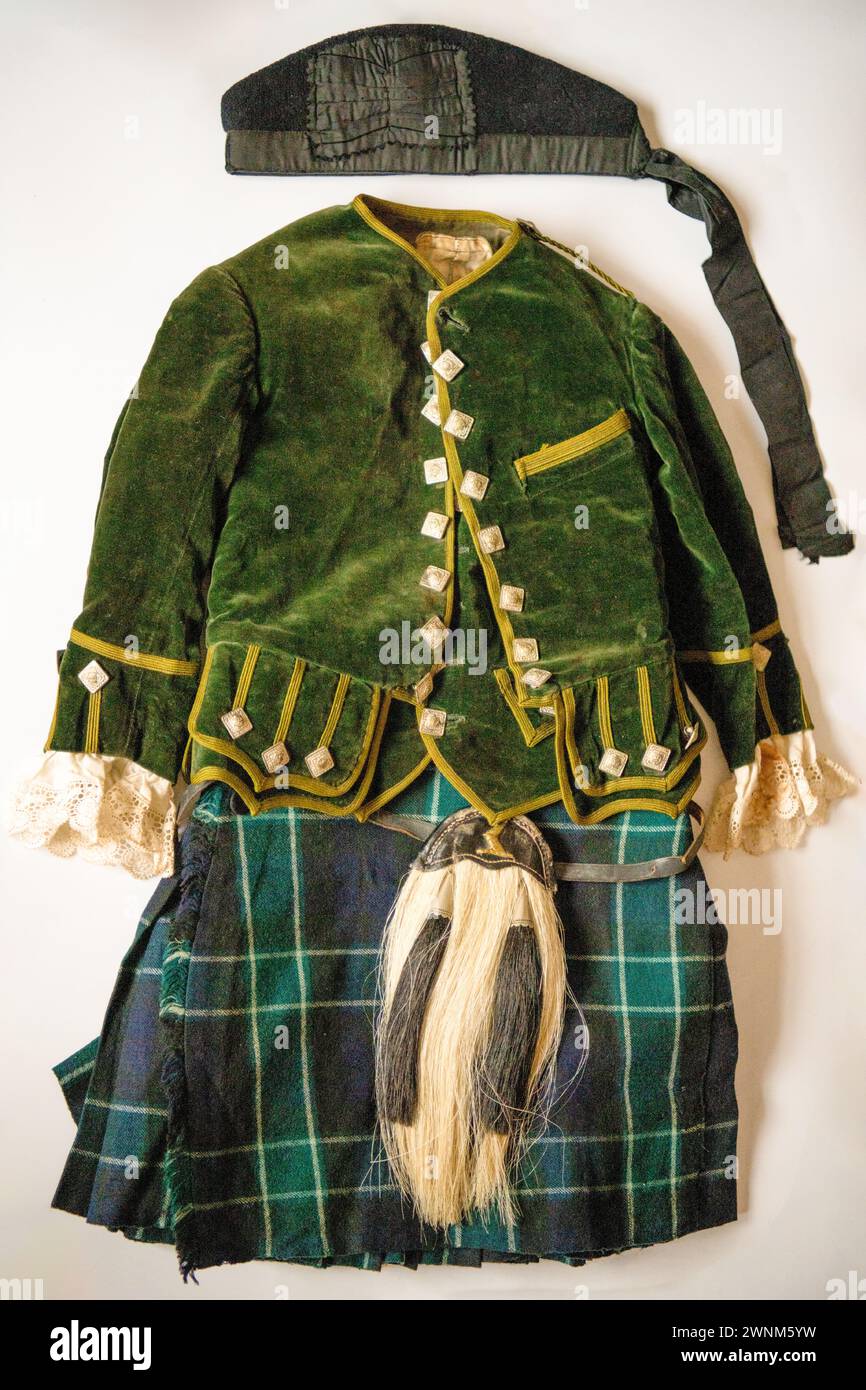 Un abito da clan vintage di quattro anni, circa 1910, che mostra giacca, kilt e cofano glengarry. Foto Stock